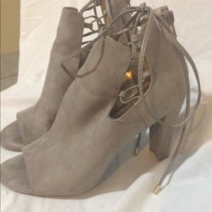 ♻️💕Ankle boots with open toe. Gray. Size 8.5